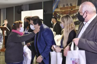 Presentan el programa Nuestros barrios libres de analfabetismo y entregan kits en la Legislatura