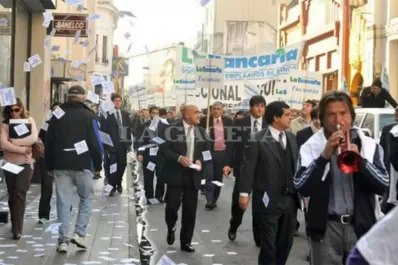 Bancarios rechazaron la oferta de un 47% de aumento y convocaron a un paro nacional