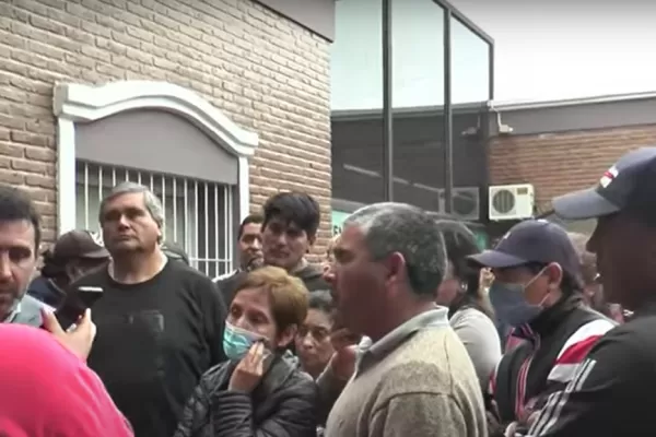 Municipales de Yerba Buena protestaron por la destitución de una empleada