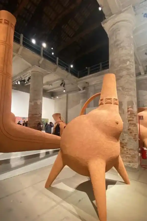 Esculturas de Gabriel Chaile en la Bienal de Venecia