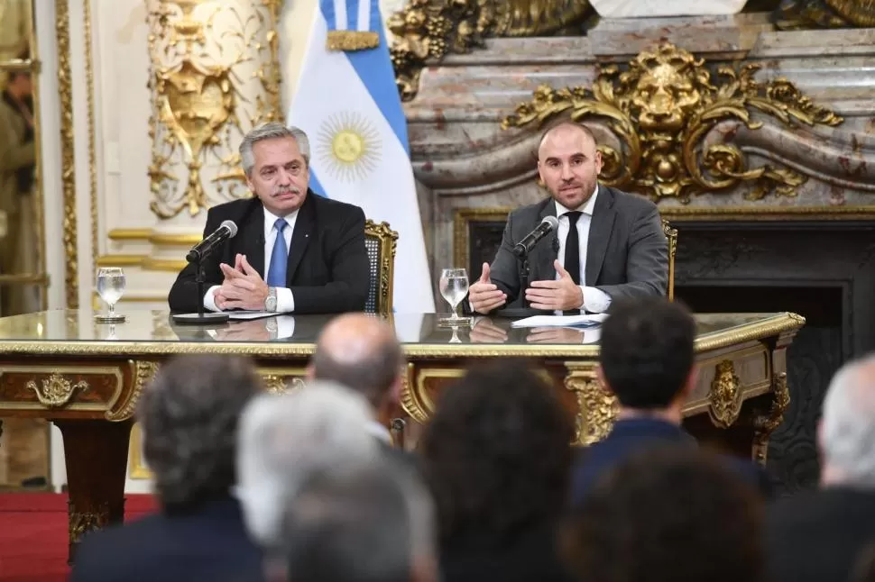 EN LA CASA ROSADA. El lunes último, el presidente Alberto Fernández y el ministro Martín Guzmán anunciaron el refuerzo de ingresos. twitter @Economia_Ar
