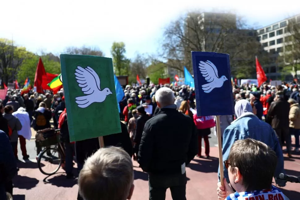 BERLÍN, EN PASCUA. Manifestantes alemanes sostienen pancartas con la Paloma de la Paz en la tradicional Marcha de Pascua, una protesta contra la guerra para pedir la paz mientras continúa la invasión rusa de Ucrania. 