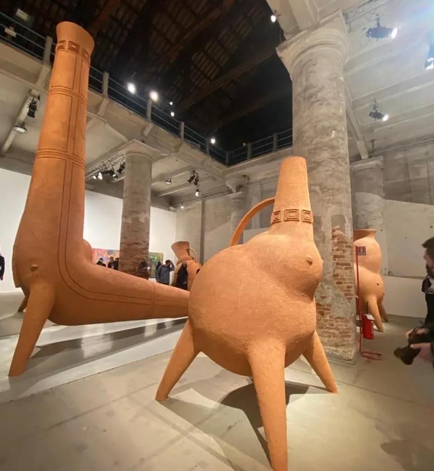 Esculturas de Gabriel Chaile en la Bienal de Venecia