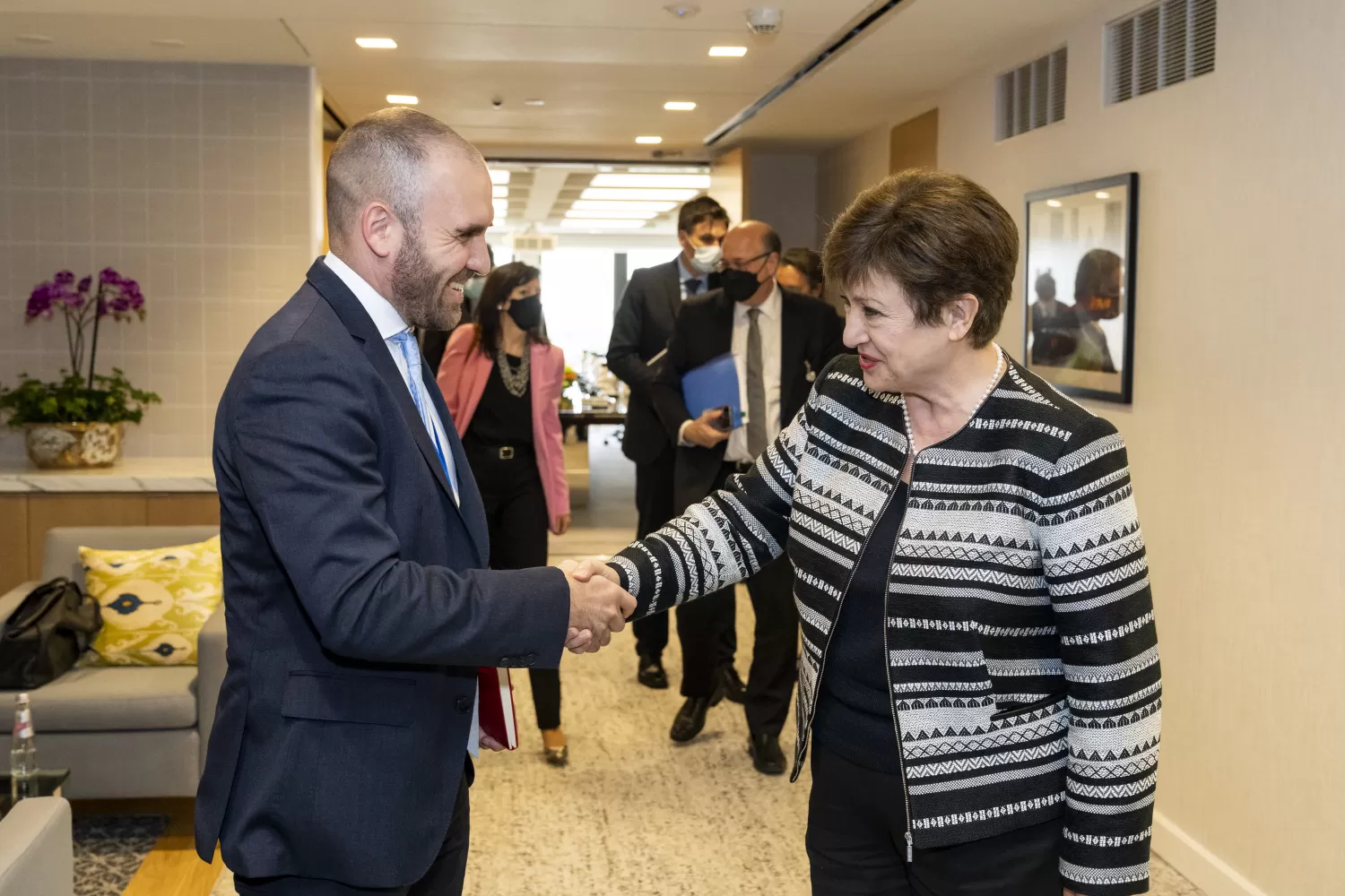 EN EEUU. Martín Guzmán saluda a Kristalina Georgieva, directora gerente del FMI. Foto de Twitter @KGeorgieva
