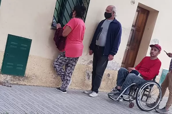 Entregó recetas a pacientes del PAMI desde una ventana y se desató la polémica