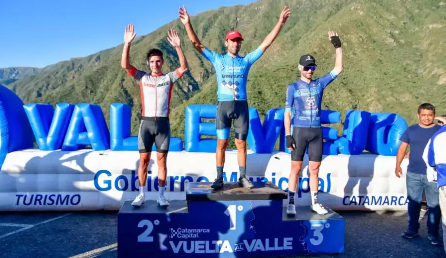 PRIMER PODIO. Daniel Díaz fue el ganador de la primera etapa de la Vuelta al Valle.