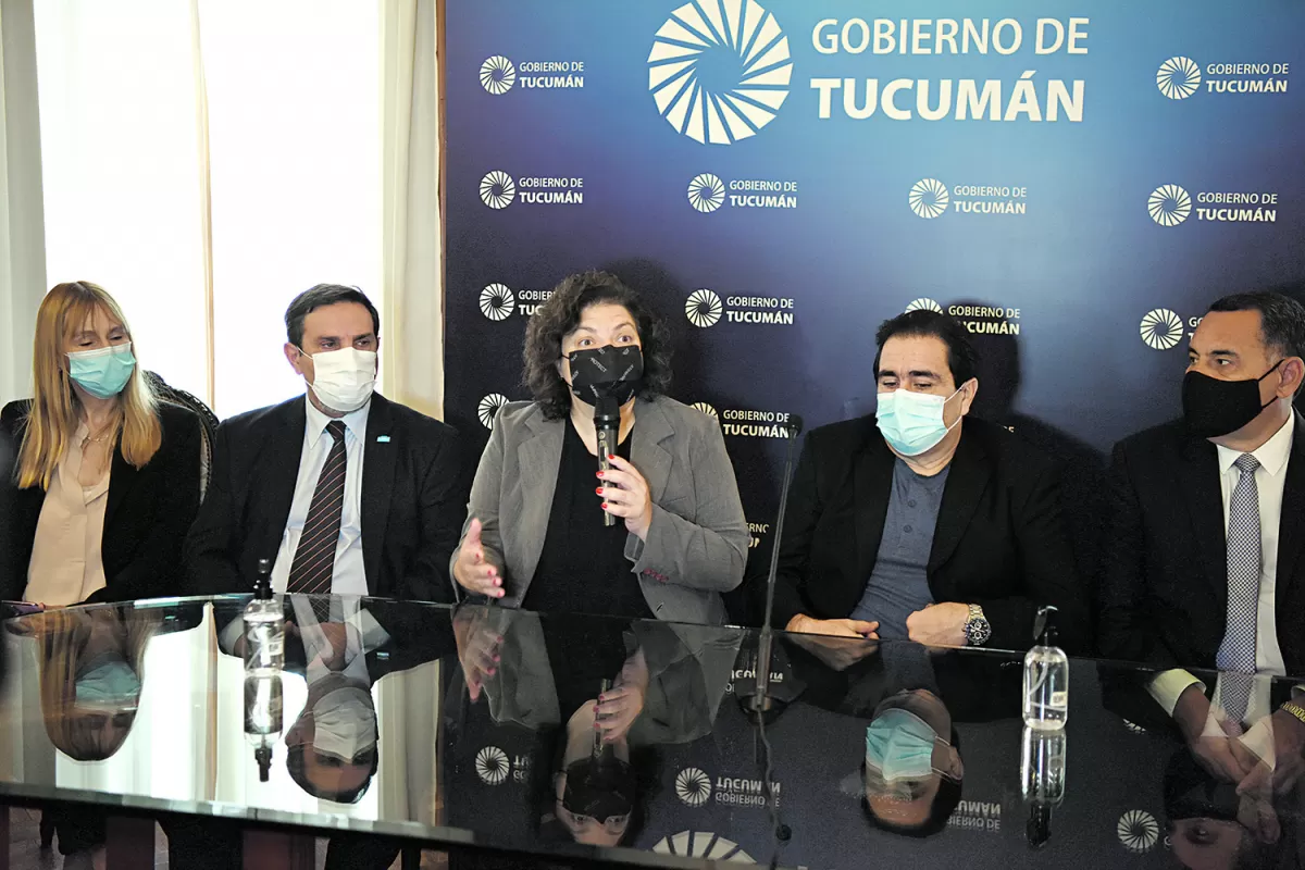 FUNCIONARIOS. Sergio Mansilla y Luis Medina Ruiz estuvieron sentados uno a cada lado de la ministra Vizzotti.