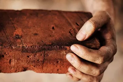 Quiso robar a mano armada, no pudo disparar y le arrojó ladrillazos a la víctima