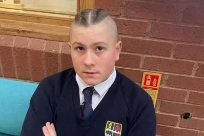 Reino Unido: expulsaron a un adolescente de la clase por un “corte de pelo extremo”