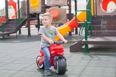 Dos niños se escaparon de su guardería en motos de juguetes