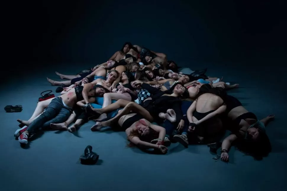 UNA IMAGEN QUE CONMUEVE. Los 28 femicidios de un mes en la Argentina están sintetizados en esta foto, con cuerpos entrelazados en el dolor.   