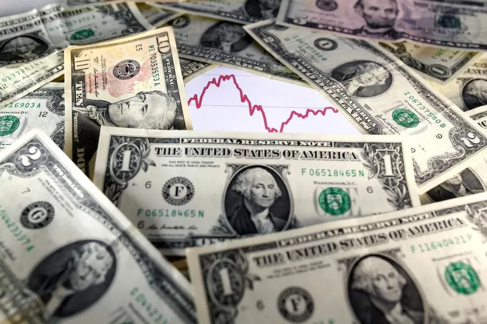 EN ALZA. Las cotizaciones financieras de la divisa estadounidense aumentaron $ 18 en cinco días. reuters