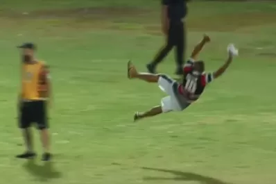 Un hincha se metió en la cancha para enseñarle a atajar a su arquero