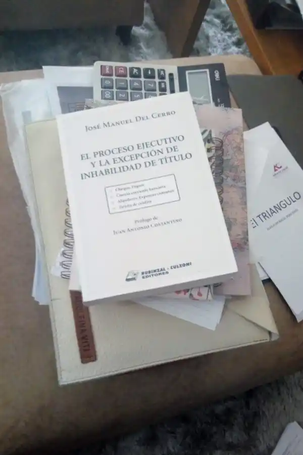 SORPRESA. El libro que encontraron los policías.