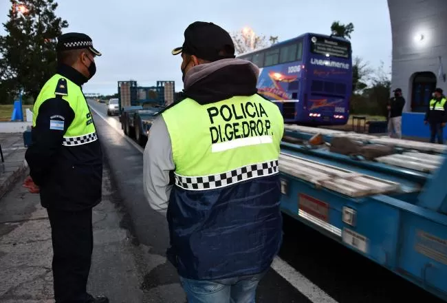 Personal de Drogas Peligrosas detectó a una persona que viajaba con casi un kilo de cocaína en un puesto fronterizo.
