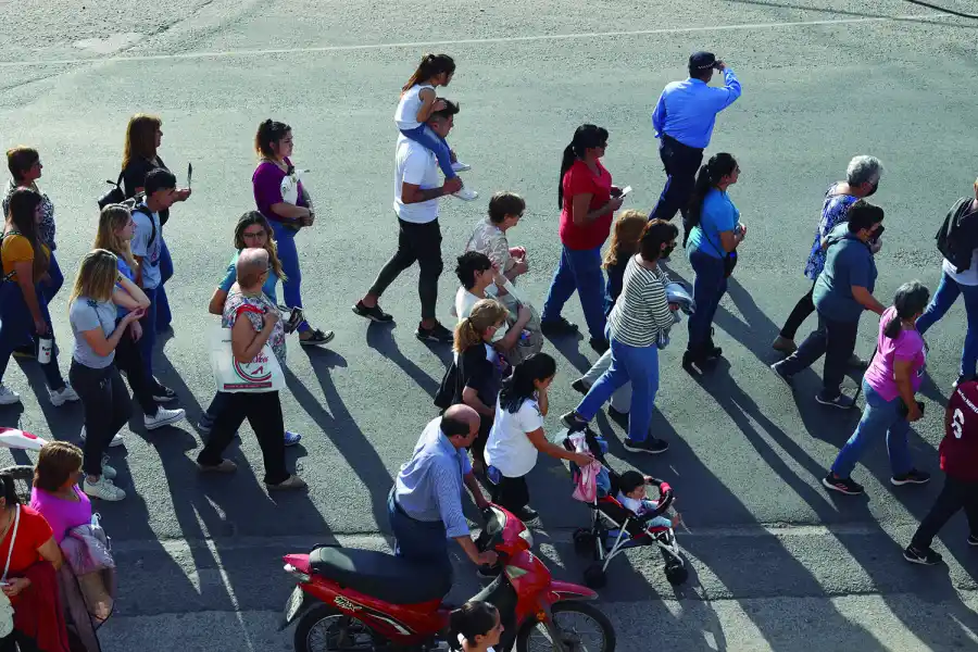 UNA IMAGEN REPETIDA. Creyentes entregaron a la fe su día domingo y salieron a las calles a rezar por la salud de los enfermos, por la guerra y por sus necesidades particulares.