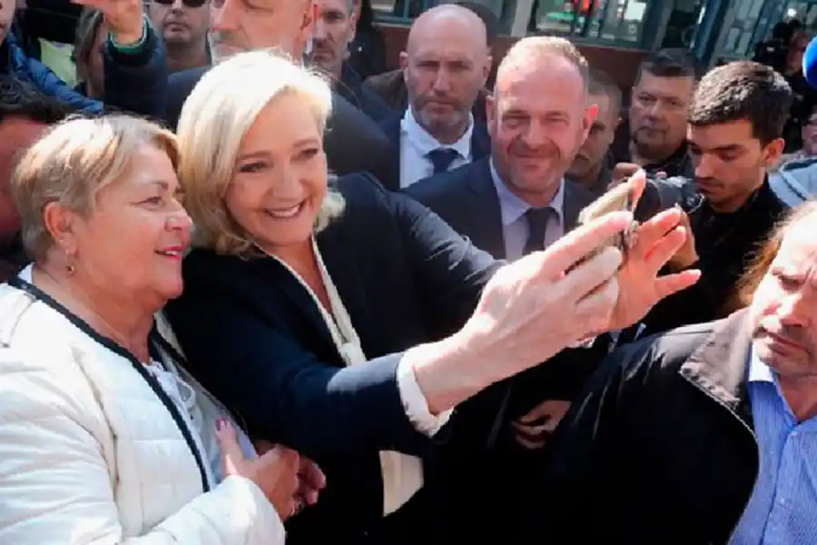 UNA SELFIE. Le Pen se tomó fotos con sus seguidores, en una postura similar a otros líderes populistas de derecha.