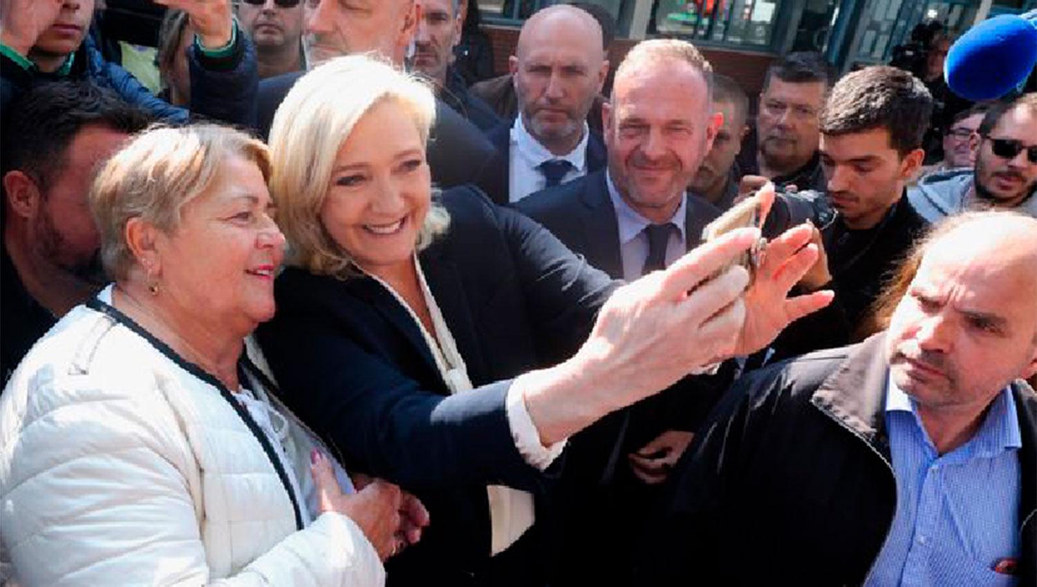 UNA SELFIE. Le Pen se tomó fotos con sus seguidores, en una postura similar a otros líderes populistas de derecha.