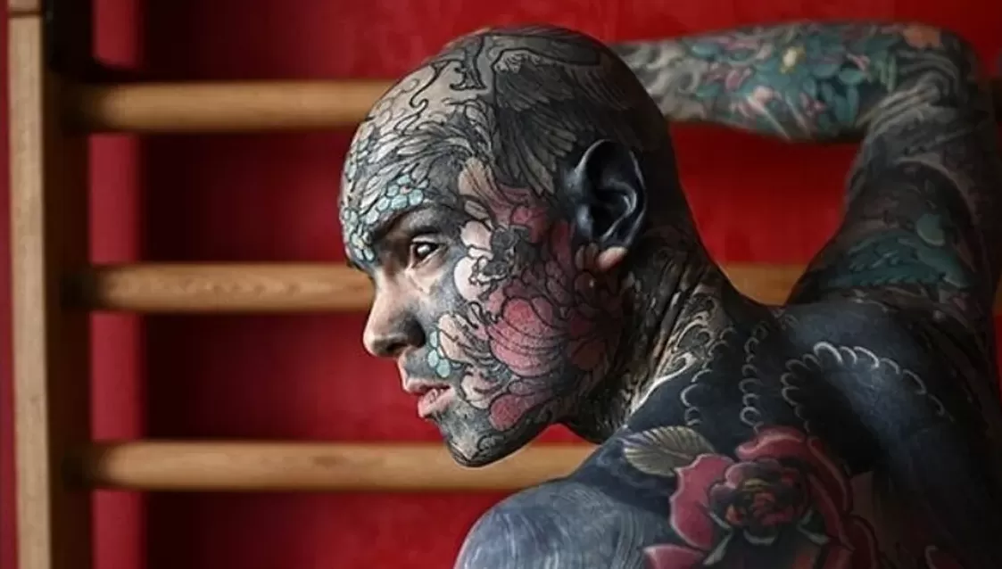 Sylvain Helaine tiene todo el cuerpo tatuado y fue catalogado como le profesor más aterrador del mundo