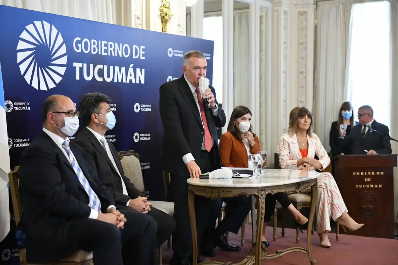 EN EL SALÓN BLANCO. Jaldo, junto a funcionarios del Ministerio de Obras y Servicios Públicos. Foto prensa Gobernación
