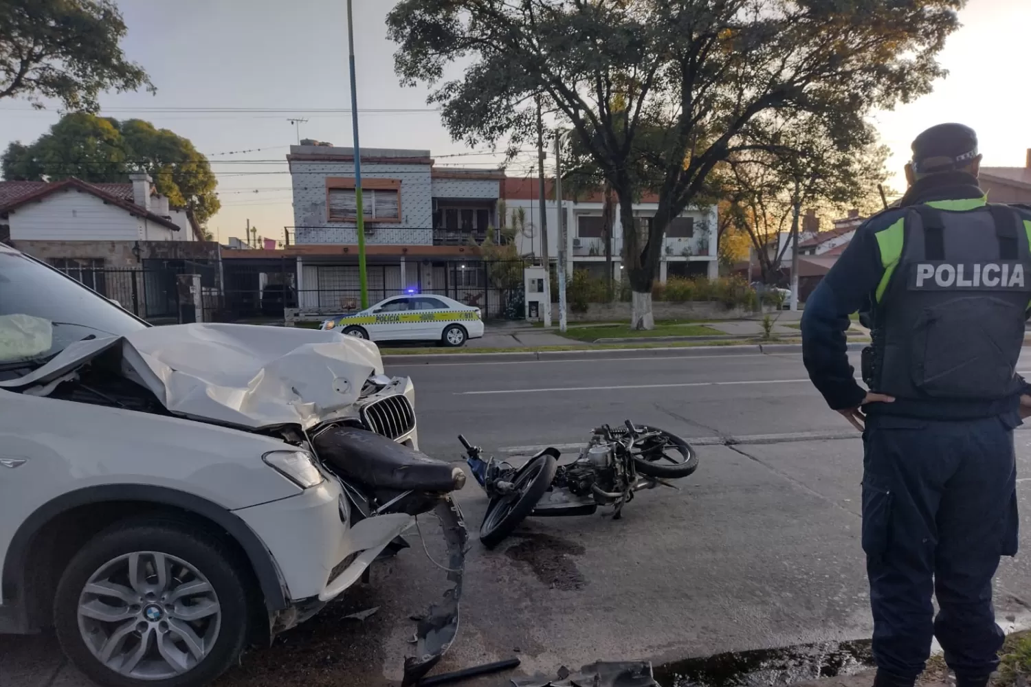 SOBRE LA MATE DE LUNA. Un oficial observa la escena del trágico choque entre la camioneta BMW de Zarlenga y la moto que conducían los vigías barriales. Foto de LA GACETA / Matías Quintana