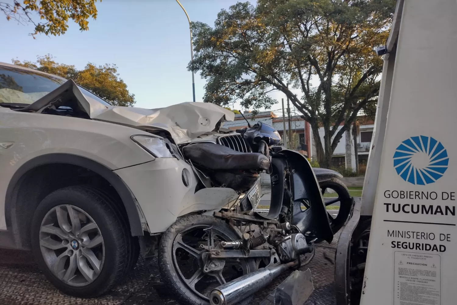 BRUTAL IMPACTO. El trágico choque entre la camioneta BMW y la motocicleta, en avenida Mate de Luna al 2.700. Foto de LA GACETA / Matías Quintana