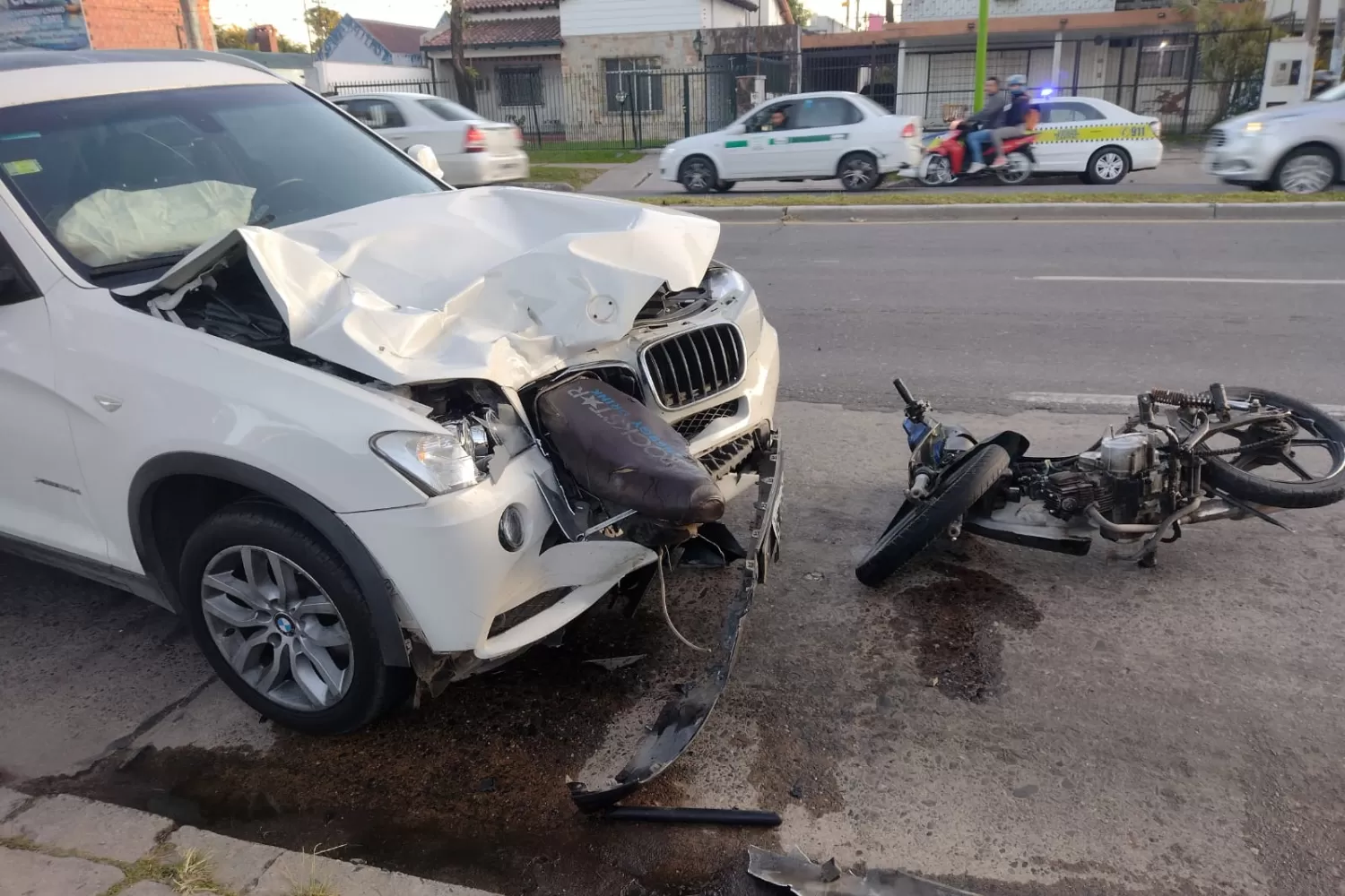 TERRIBLE IMPACTO. El choque entre la camioneta BMW y la motocicleta causó la muerte de dos personas. Foto de LA GACETA / Matías Quintana