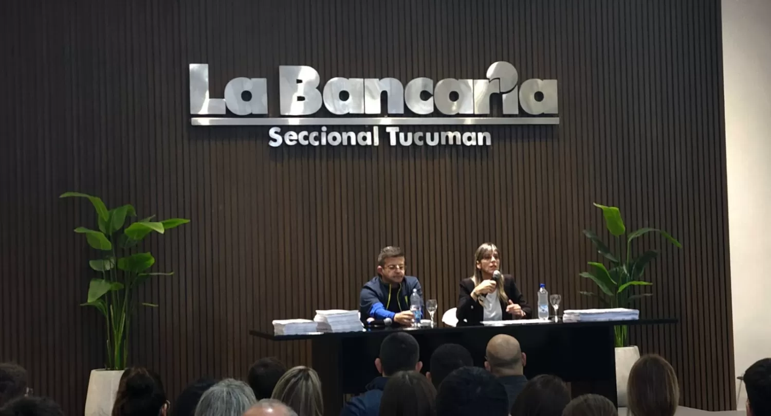 TIEMPO ATRÁS. Carlos Cisneros y Cecilia Sánchez Blas, en una asamblea de la Asociación Bancaria. 
