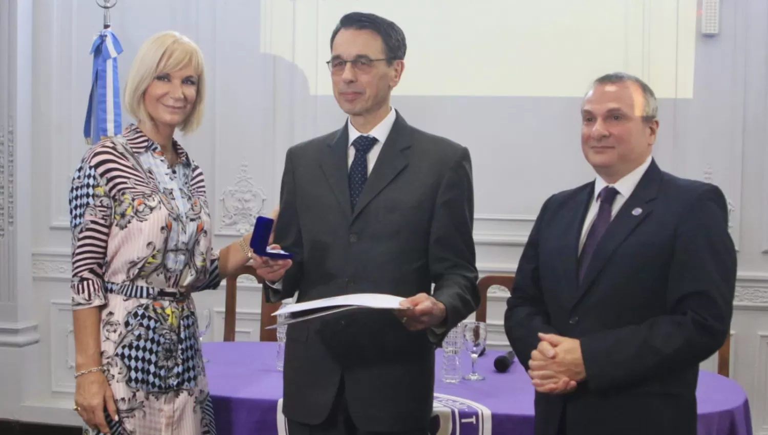 DISTINCIÓN. La Universidad de San Pablo-T honró con el título honoris causa a un destacado jurista alemán.