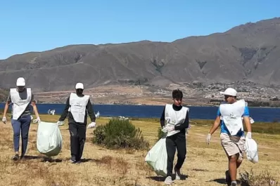 Tafí del Valle: más de 60 voluntarios ayudaron a limpiar el perímetro del dique