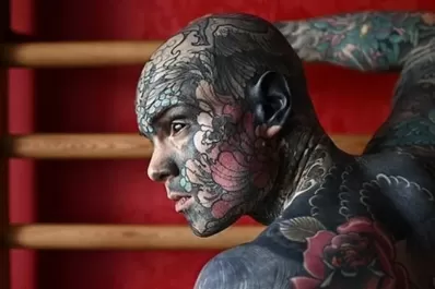 Es profesor, tiene todo el cuerpo tatuado y le prohibieron dar clases porque podría asustar a los niños