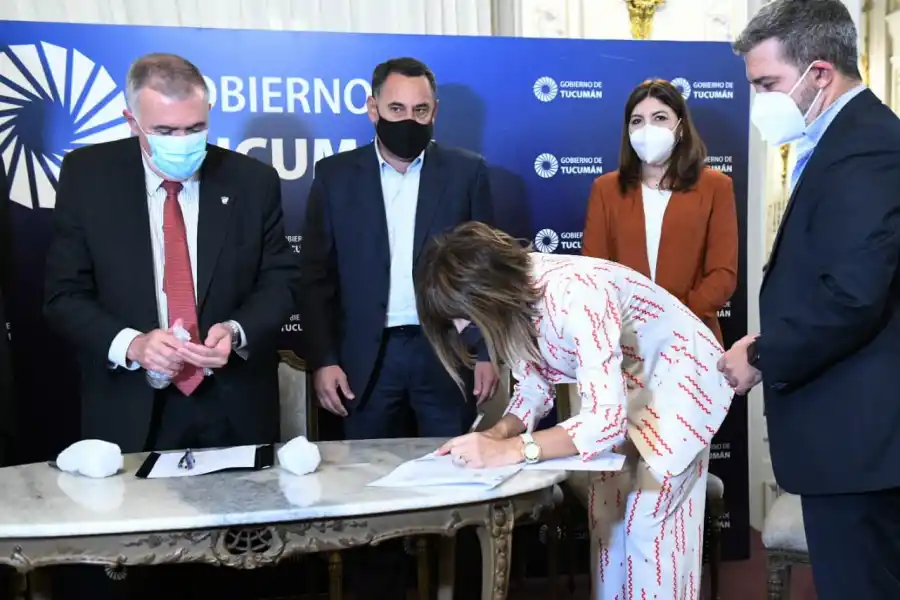 EN EL SALÓN BLANCO. Jaldo, Córdoba y otras autoridades firman convenios con representantes de las empresas constructoras. Foto Prensa Gobernación
