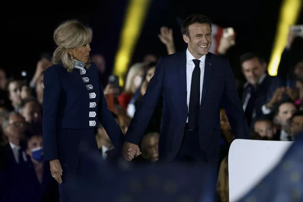 SONRISAS. Macron y su esposa, Brigitte se reunieron con sus simpatizantes en el Campo de Marte, frente a la torre Eiffel, para celebrar la victoria.  