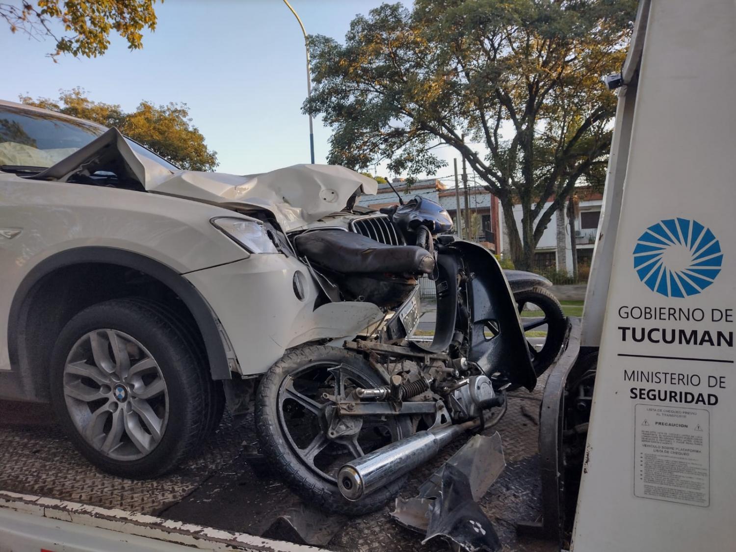 SOBRE LA MATE DE LUNA. Trágico choque entre la camioneta BMW y una motocicleta. Foto de LA GACETA / Matías Quintana