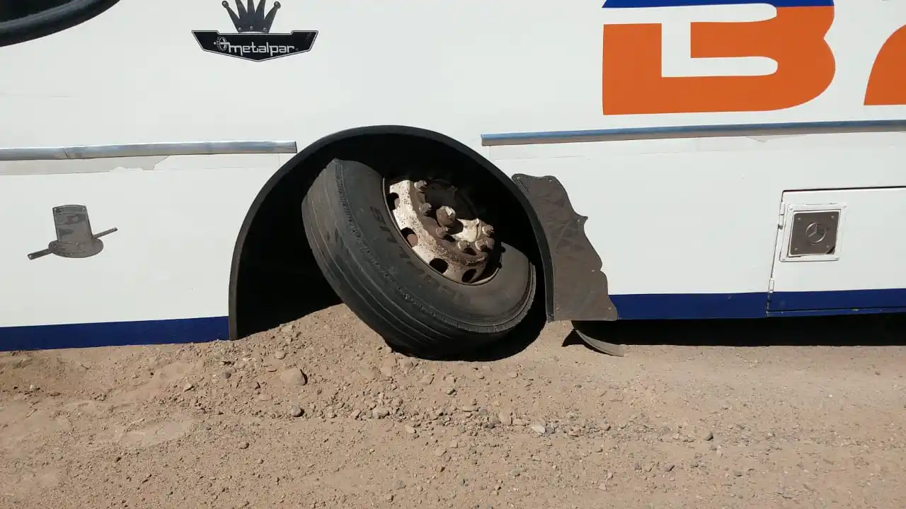 ASÍ quedó la rueda del colectivo. 