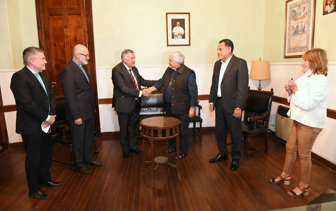 EN EL ARZOBISPADO. El gobernador Jaldo y monseñor Carlos Sánchez se saludan en la reunión. Foto: Prensa Gobernación