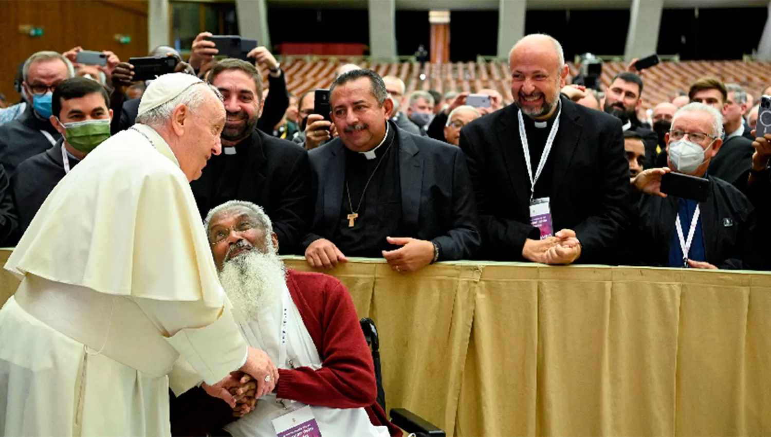 AQUEJADO. Francisco se mostró ayer durante un encuentro con misioneros en el Vaticano.