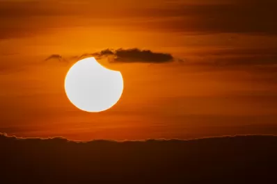 El fin de semana se podrá ver el primer eclipse de Sol del año: cuándo y cómo verlo