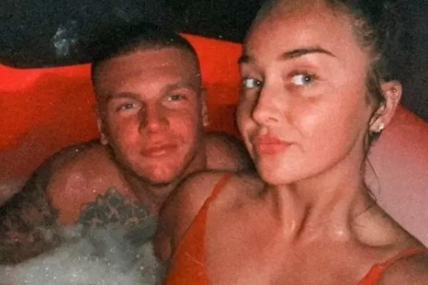 Se tatuó gigante el nombre de su novia, pese a que solo llevan seis meses juntos