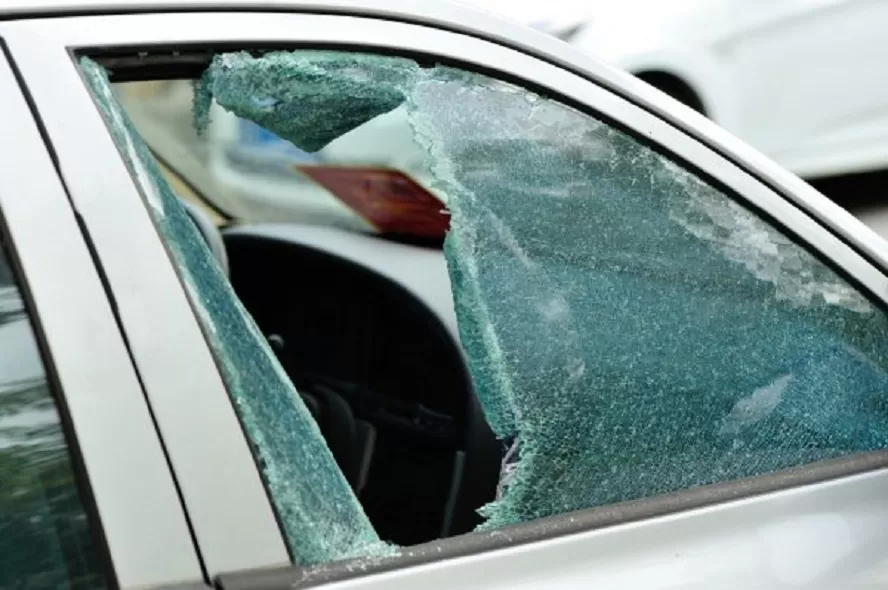 VIDRIO DESTROZADO. Así quedó la ventanilla del Cherry Cucu