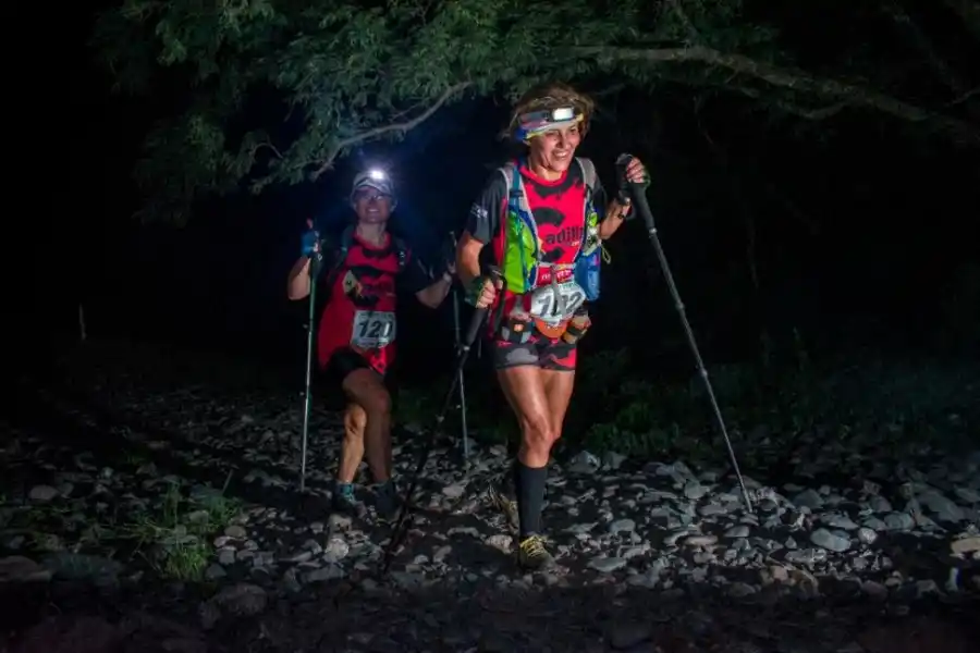 SONRIENTES. El duro recorrido de la carrera de aventura nocturna de El Cadillal, no quitó la sonrisa del rostro. 