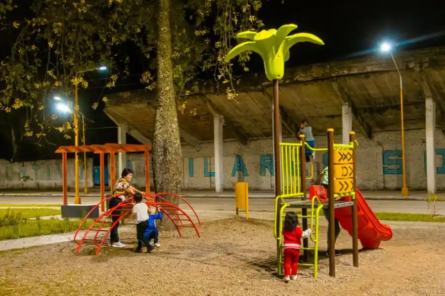 A LA NOCHE. Las familias pueden llevar a sus pequeños a la zona de juegos, debido a la buena iluminación que se instaló.