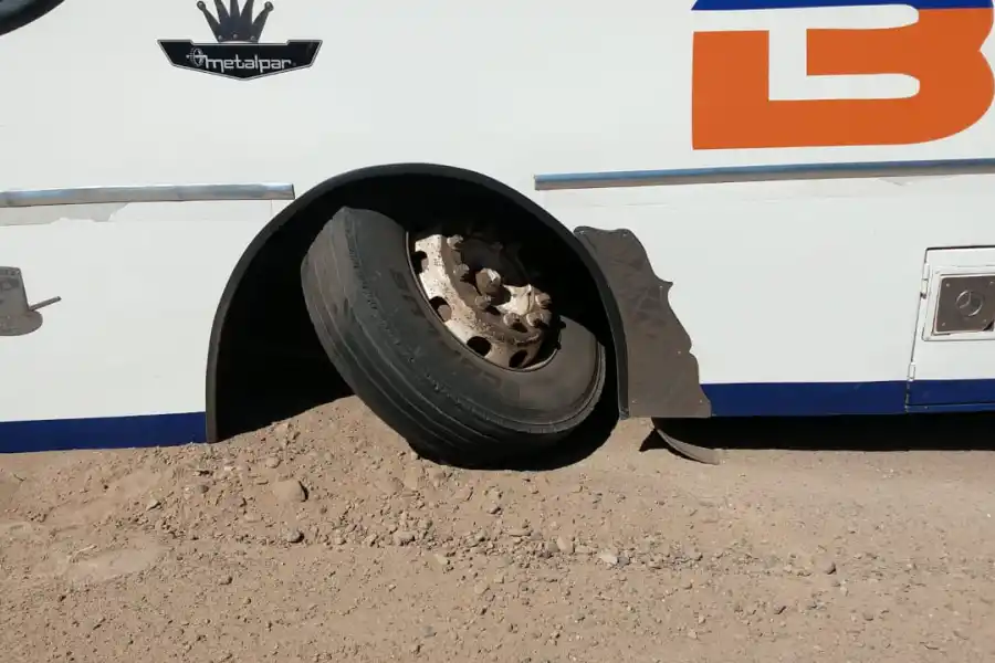 ASÍ quedó la rueda del colectivo. 