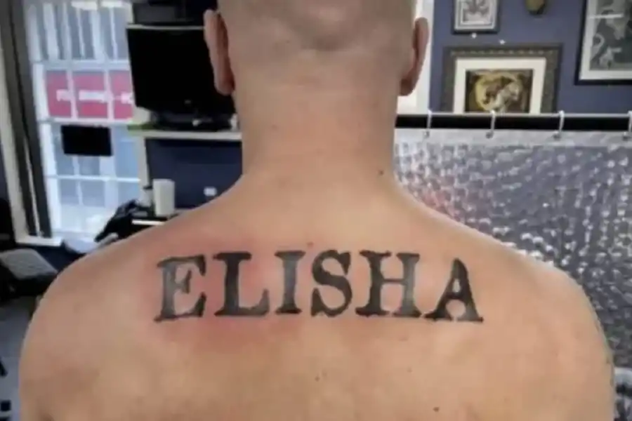 EL TATUAJE CON EL NOMBRE DE LA NOVIA. 