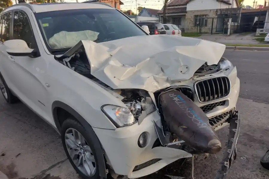TRAS EL CHOQUE. Así quedó parte de la moto incrustrada en la camioneta.