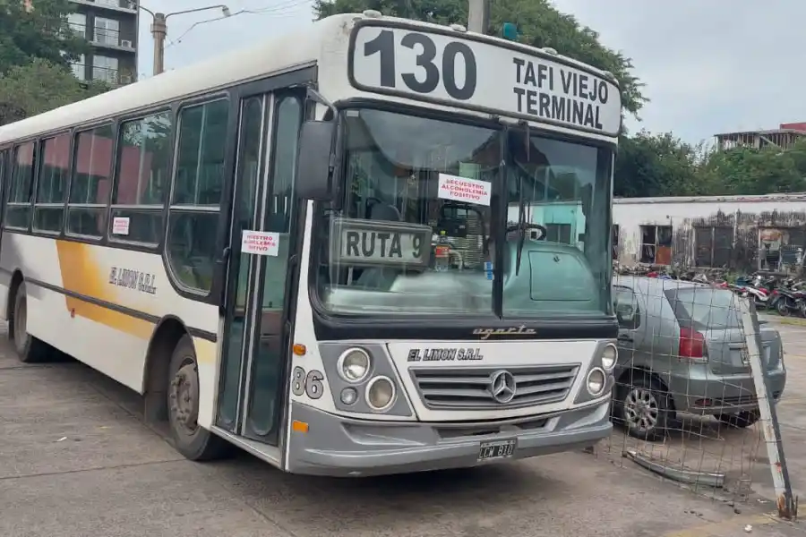 UNIDAD SECUESTRADA. El ómnibus fue llevado al corralón municipal.