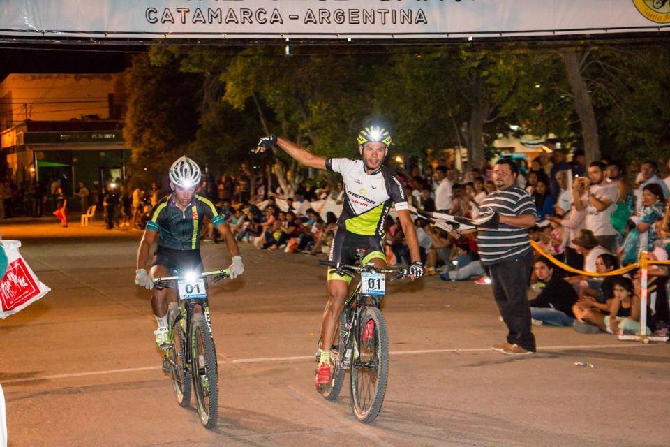 CÓMODO. Macías (izquierda) se siente a gusto corriendo de noche. En 2017 triunfó junto al concepcionense, Darío Gasco.