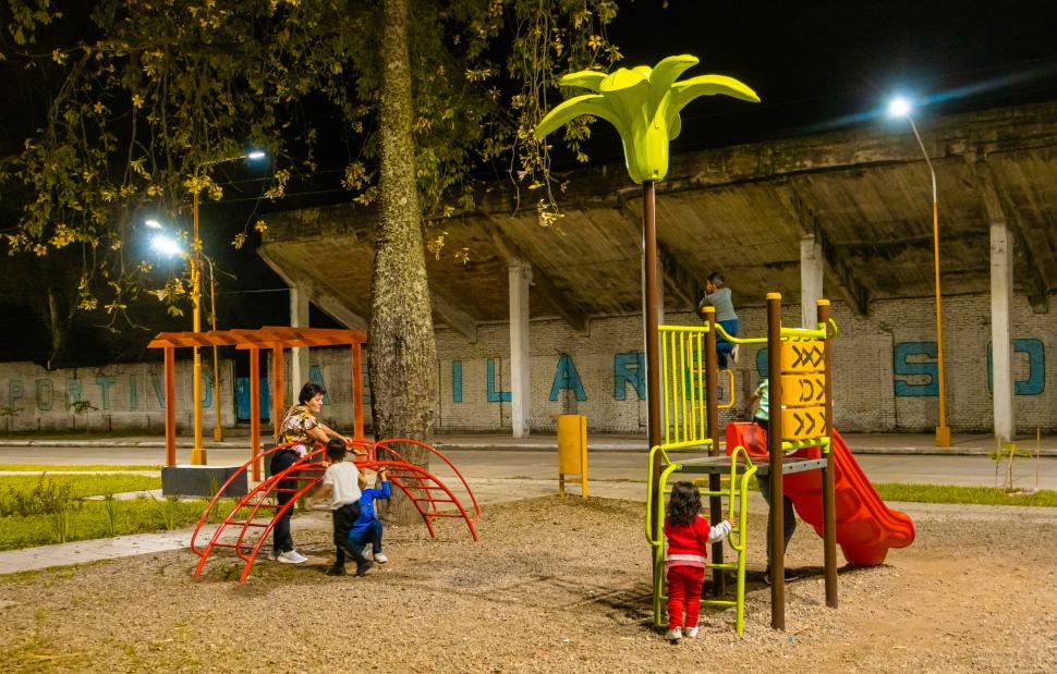 A LA NOCHE. Las familias pueden llevar a sus pequeños a la zona de juegos, debido a la buena iluminación que se instaló.
