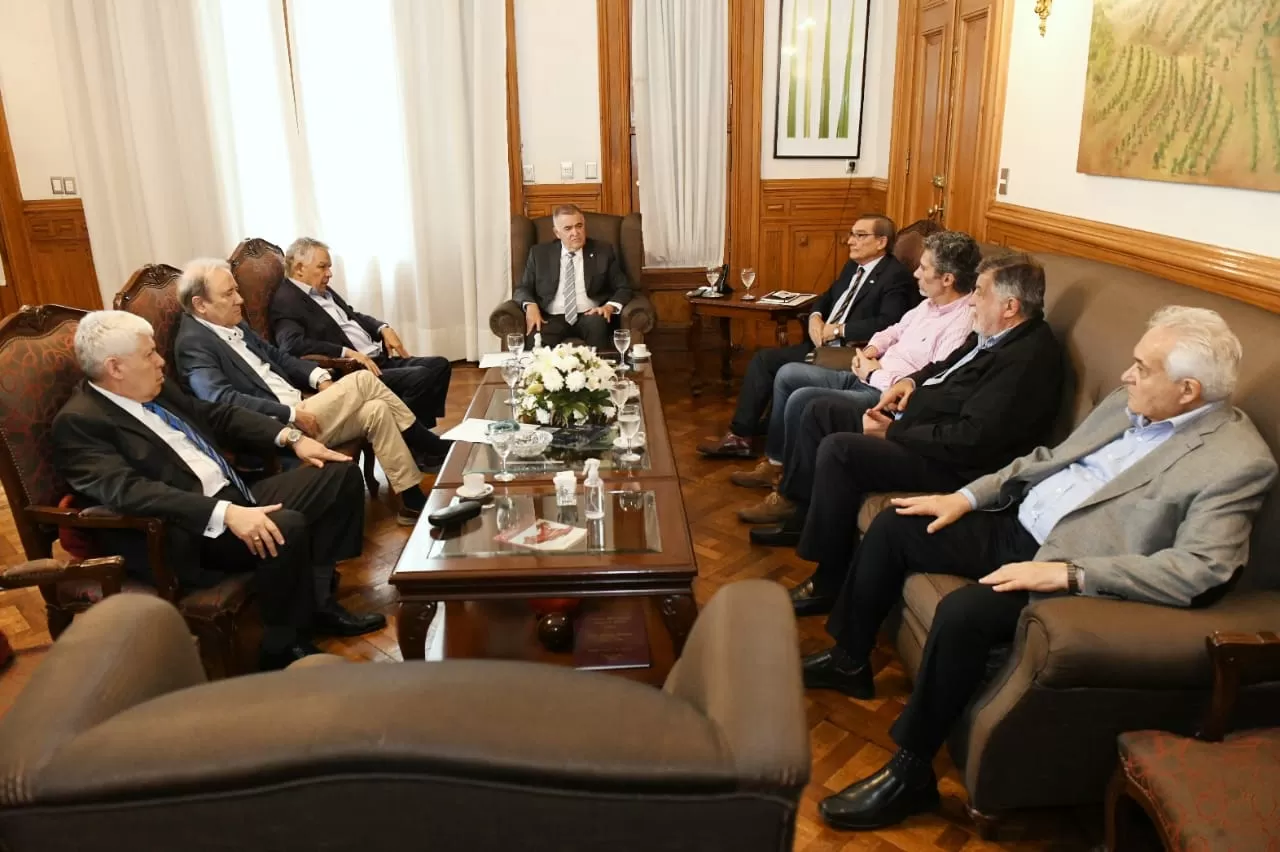 EN CASA DE GOBIERNO. El gobernador Jaldo, junto a Simón Padrós y a empresarios azucararos de la provincia. Foto: Prensa Gobernación