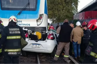 El tren Sarmiento arrolló a un auto y una persona resultó herida